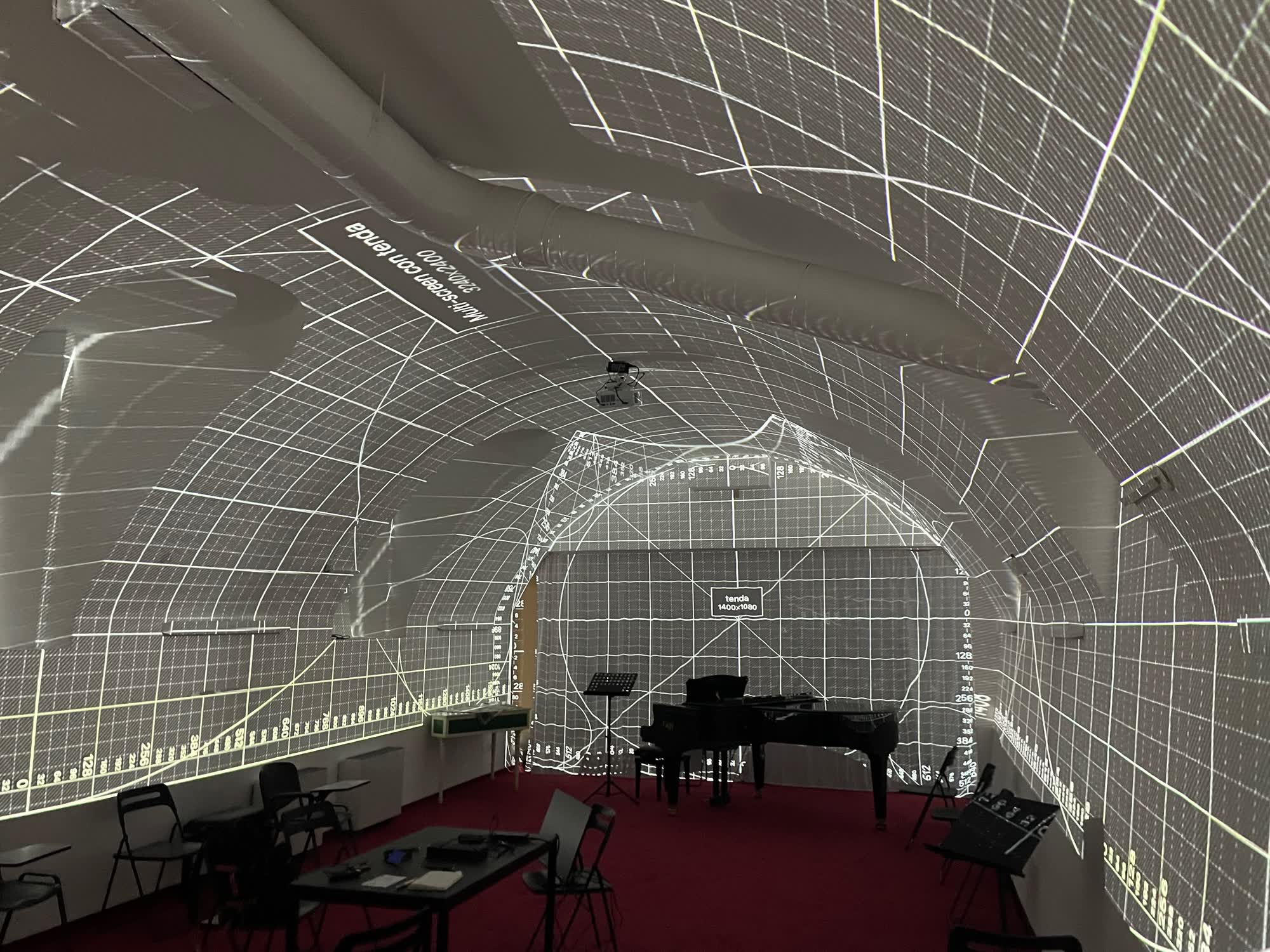 Calibrazione e videomapping sulle superfici della sala